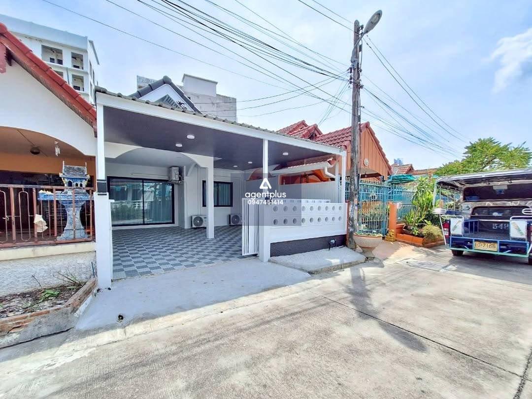ขายบ้านทาวน์เฮ้าส์ชั้นเดียว  ฝั่งทะเล ตกแต่งรีโนเวทใหม่ทั้งหลัง 