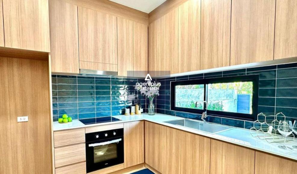 ขายบ้านชั้นเดียว 4 ห้องนอนและ 3 ห้องน้ำในห้วยใหญ่ พัทยา บ้านตกแต่งครบชุด พร้อมสระว่ายน้ำส่วนตัวและสวน บ้านหลังนี้มีที่ใช้สอยกว้างขวาง 230 ตร.ม. เดินทางสะดวกและห่างจากหาดจอมเทียนประมาณ 10 นาที