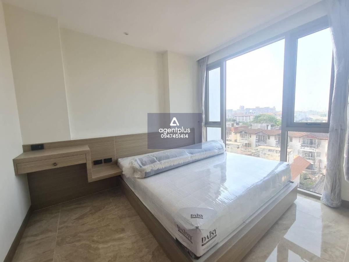 This brand new unit comes fully furnished and with a fitted western-style kitchen, a park & sea view balcony and an en-suited bedroom. The interior size is 39.5 square meters Facilities include: Two infinity pools on the 5th and 21st floor. Two fitness ar