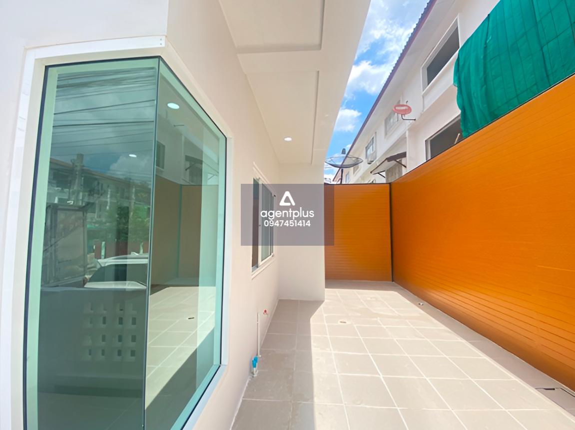 ขายทาวน์เฮ้าส์ 3 ชั้น โครงการประชาสุข เลคแอนด์มอลล์ พระราม 2 ทำเลดี เดินทางสะดวก ใกล้ห้างสรรพสินค้า บรรยากาศเงียบสงบ เหมาะสำหรับพักอาศัยหรือทำโฮมออฟฟิศ