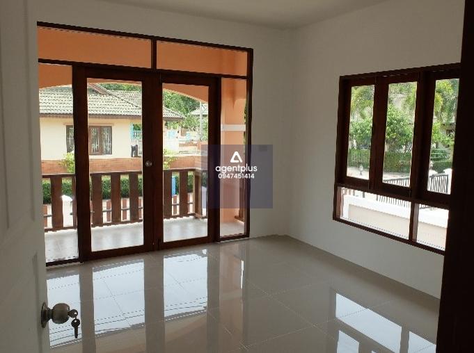 บ้านเดี่ยวชั้นเดียว ทำเลดีในแหล่งชุมชน สาธารณูปโภคครบครัน การเดินทางสะดวก แยกจากถนนสุขุมวิท (ทล.3) หลัก กม.ที่ 179 เข้าซอยสัตหีบ-สุขุมวิท 99 ถึงที่ตั้งทรัพย์ประมาณ 4.4 กม. โครงการบ้านฟ้านาวี