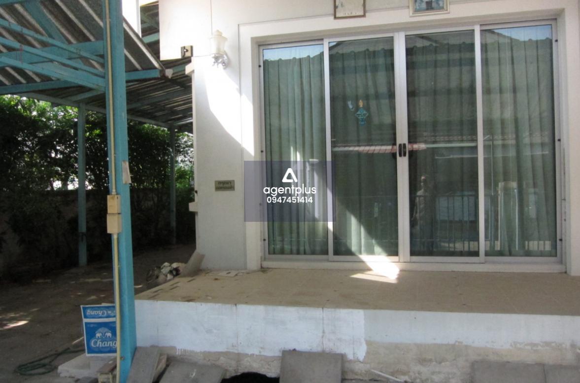 ขายด่วนบ้านเดี่ยว 2 ชั้น โครงการ ชลลดาสุวรรณภูมิ 3 ห้องนอน 2 ห้องน้ำ สามารถจอดรถได้ 2 คัน ถนนลาดกระบัง 54 (วัดศรีวารีน้อย) ใกล้สิ่งอำนวยความสะดวก ในราคา 4.45 ล้านบาท