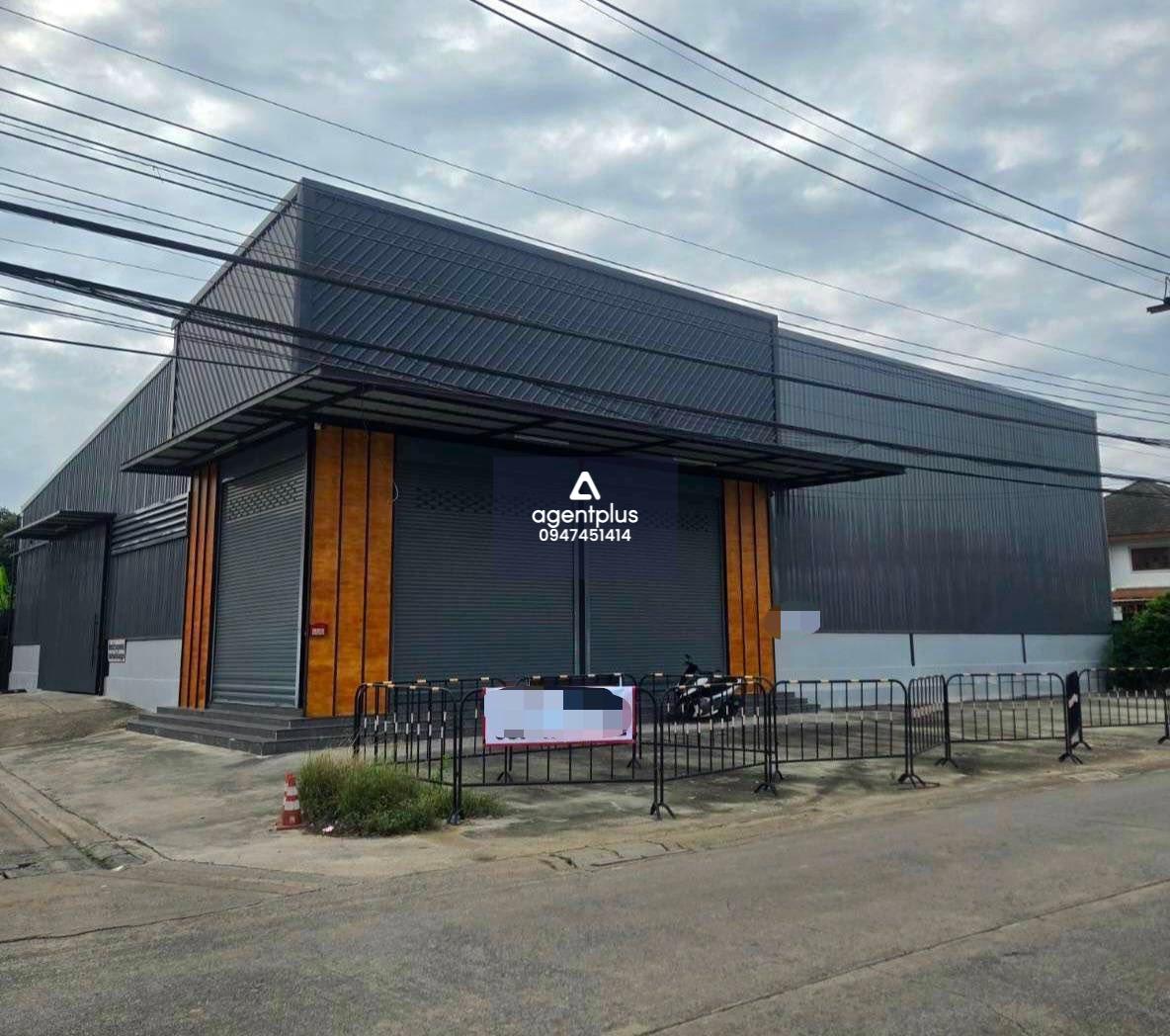 ให้เช่าโกดังหรู พื้นคอนกรีต ทำเลดี บางกรวย กรุงเทพฯ