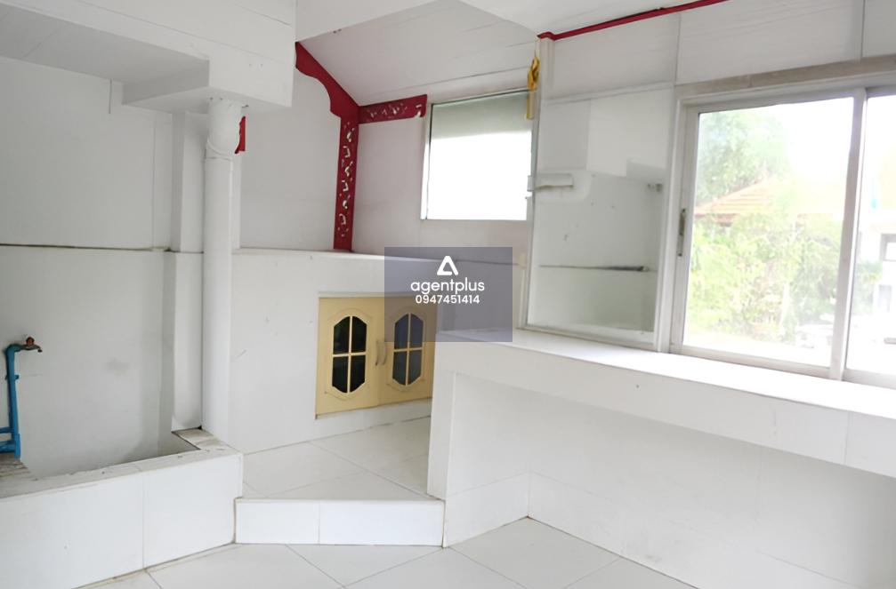 บ้านเดี่ยวชั้นเดียว โครงการแมกไม้ แหลมฉบัง 1 ติดถนนหนองสะเดา ห่างจากถนนสุขุมวิท(ทล.3) กม.ที่ 131+900 เมตร ทำเลแหล่งชุมชน บริเวณโดยรอบเป็นที่อยู่อาศัย สาธารณูปโภคครบครัน การคมนาคมสะดวก