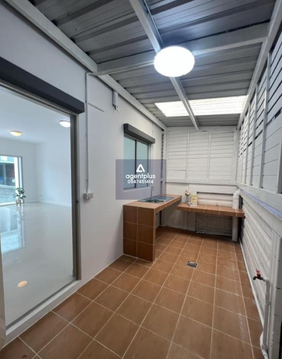 ทาวน์เฮ้าส์ Habitown Nest ท่าข้าม-พระราม 2 โลเคชั่นดีมากหน้าหมู่บ้านมีเซเว่น ตัวบ้านเป็นทาวน์เฮ้าส์ 2 ชั้น รีโนเวทใหม่สวยงาม น่ารักใสๆ สวย อบอุ่นมากๆ มีที่จอดรถได้สบายๆ งานรีโนเวทคุณภาพ เหมือนได้บ้านใหม่กันเลยทีเดียว