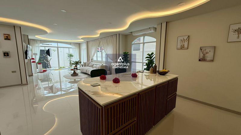 พูลวิลล่า 5 ห้องนอน #💥10,600,000 บาท🏠 บ้าน 2 ชั้น 🏵️ เนื้อที่ดิน 71 ตารางวา (284 ตารางเมตร) 5 ห้องนอน / 4 ห้องน้ำ โซนบาร์บีคิว มีระบบรักษาความปลอดภัย 24 ชั่วโมง สระว่ายน้ำส่วนกลางขนาดใหญ่ ครัวยุโรป + ครัวไทย มีโรงจอดรถ ชื่อบริษัท ค่าโอนคนละค