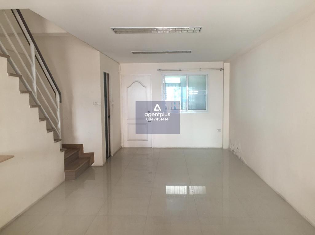 ทาวน์เฮ้าส์ 2 ชั้น การคมนาคมสะดวก สาธารณูปโภคครบครัน ใกล้แหล่งชุมชน ถนสุขุมวิท (ทล.3) แยกเข้าถนนเมืองใหม่กลาง 1.5 กม. และแยกเข้าถนนห้วยเล็กประมาณ 100 เมตร โครงการธนาพร แหลมฉบัง ศรีราชา