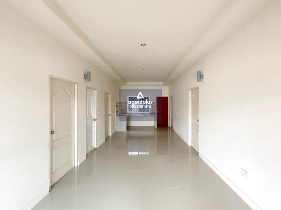 บ้านเดี่ยวชั้นเดียว โครงการลาเวนเดอร์ 2 ชลบุรี แยกเข้าถนนสายฉะเชิงเทรา-สัตหีบ(ทล.331) เข้าถนนบ้านเขาหิน ประมาณ 280 ม. ตั้งอยู่ทางซ้ายมือ ทำเลในแหล่งชุมชน เดินทางเข้า-ออกสะดวก อยู่ใกล้สิ่งอำนวยความสะดวก