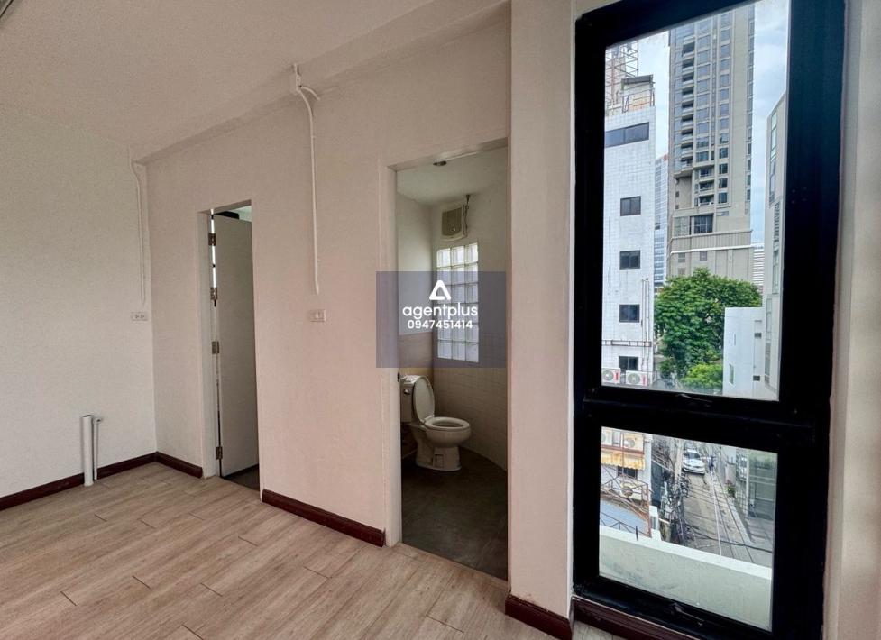 สำนักงานให้เช่า 100 ตรม. สาทร  ริมถนนใหญ่นราธิวาส – เข้าออกทางสวนพลูได้ ติดคอนโด rhythm อาคารโมบิคอม 4