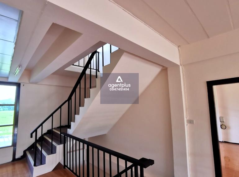 อาคารพาณิชย์ 2.5 ชั้น 2 คูหา เจาะทะลุถึงกัน ทำเลดี ใกล้แหล่งชุมชน เดินทางสะดวก ติดถนนใหญ่สายหลัก การคมนาคมสะดวกสบาย