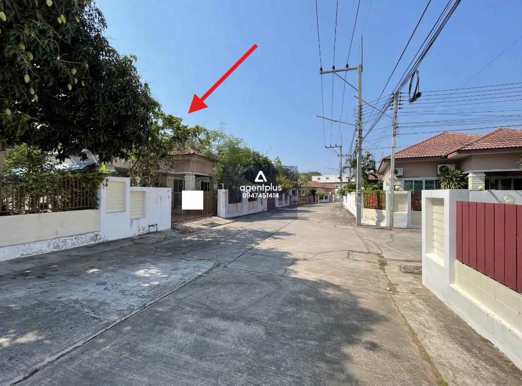 บ้านเดี่ยวชั้นเดียว ภายในกว้างขว้าง เบญจวรรณ ห่างจากถนนสายชลบุรี - ระยอง(ทล.36) เข้าถนนสายบ้านหนองปลาไหล-ต้นกระรอก (ชบ.2029) ใกล้สถานที่ราชการ, ห้างสรรพสินค้า, โรงเรียน การคมนาคมสะดวก และสาธารณูปโภคครบ