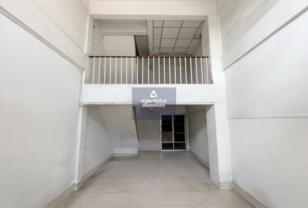 อาคารพาณิชย์ 2.5 ชั้น โดยรอบเป็นแหล่งชุมชน การคมนาคมสะดวก สาธารณูปโภคพร้อม