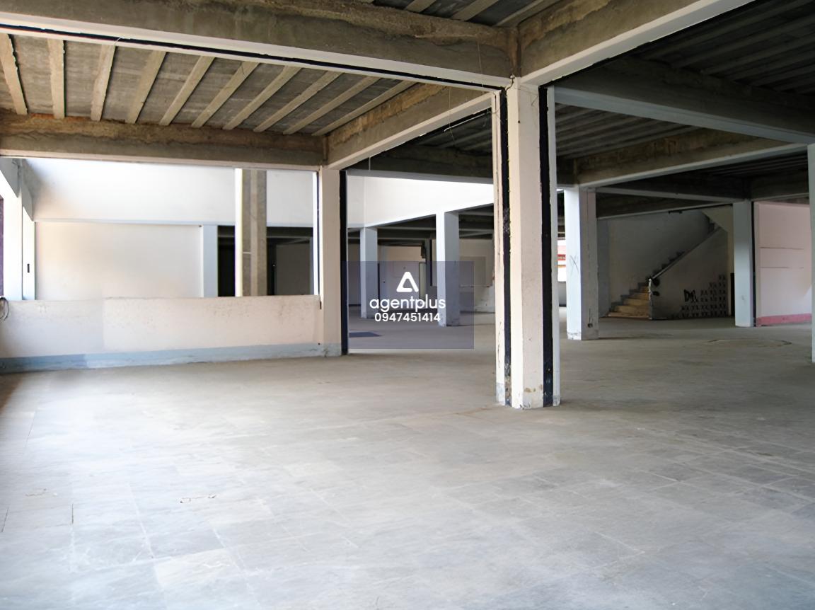 อาคารสำนักงาน 3.5 ชั้น พร้อมด้วยที่ดิน 3 แปลง ติดต่อกัน รูปคล้ายสี่เหลี่ยมผืนผ้า มีสิ่งปลูกสร้างเป็นโครงสร้างตึก 3.5 ชั้น จำนวน 1 หลัง บางเขน ทำเลดี ใกล้ถนนสายหลัก เหมาะทำสำนักงานหรือธุรกิจ