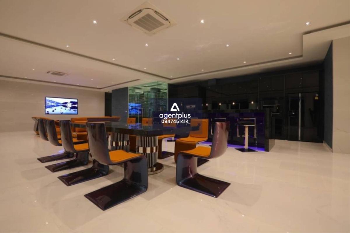 Land size 2100 sq m. Usable area 1700 sq m. - 10 bedrooms - 11 bathrooms - cinema room - Spa Fitness, size 90 sq m. - steam room - kitchen - wine cellar - Jacuzzi - Swimming pool 16 x 6 meters - garden - 4 parking garages - Private elevator - backup gener