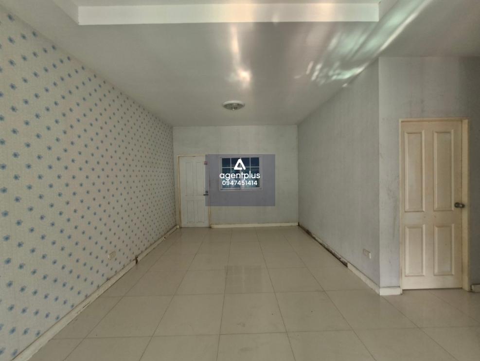 บ้านแฝดชั้นเดียว รูปแปลงที่ดินสี่เหลี่ยมผืนผ้า โครงการมีระบบรักษาความปลอดภัย ทำเลใกล้แหล่งชุมชน การคมนาคมเข้าออกสะดวก ถ.ปลวกแดง-สะพานสี่ อยู่ห่างจากถนนนิคมอุตสาหกรรมประมาณ 2.3 กิโลเมตร