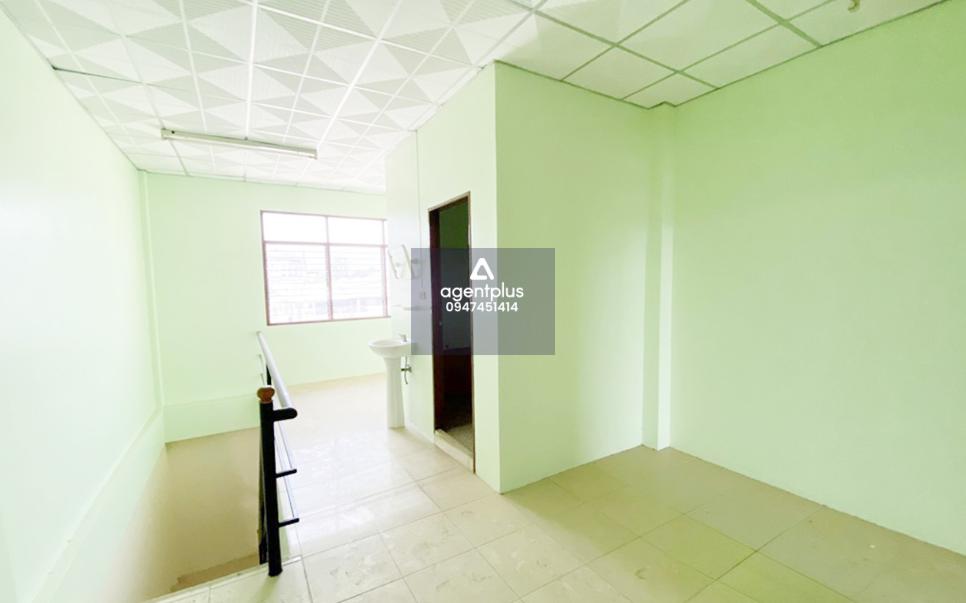 อาคารพาณิชย์ 2 ชั้น ห่างจากถนนสุขุมวิท (ทล.3) เพียง 50 เมตร ตั้งอยู่ในซอยเฉลิมชัย การคมนาคมสะดวก สาธารณูปโภคพื้นฐานครบ