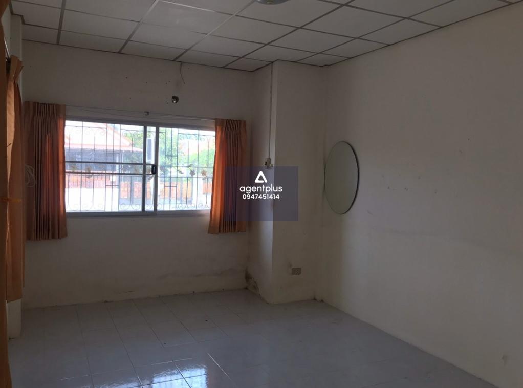 บ้านแฝด 1 ชั้น สภาพแวดล้อมโดยรอบ ตั้งอยู่ใกล้กับนิคมอุตสาหกรรม และแหล่งชุมชน การคมนาคมสะดวก สาธารณูปโภคพร้อม โครงการพฤกษ์ลดา บางนา-ตราด