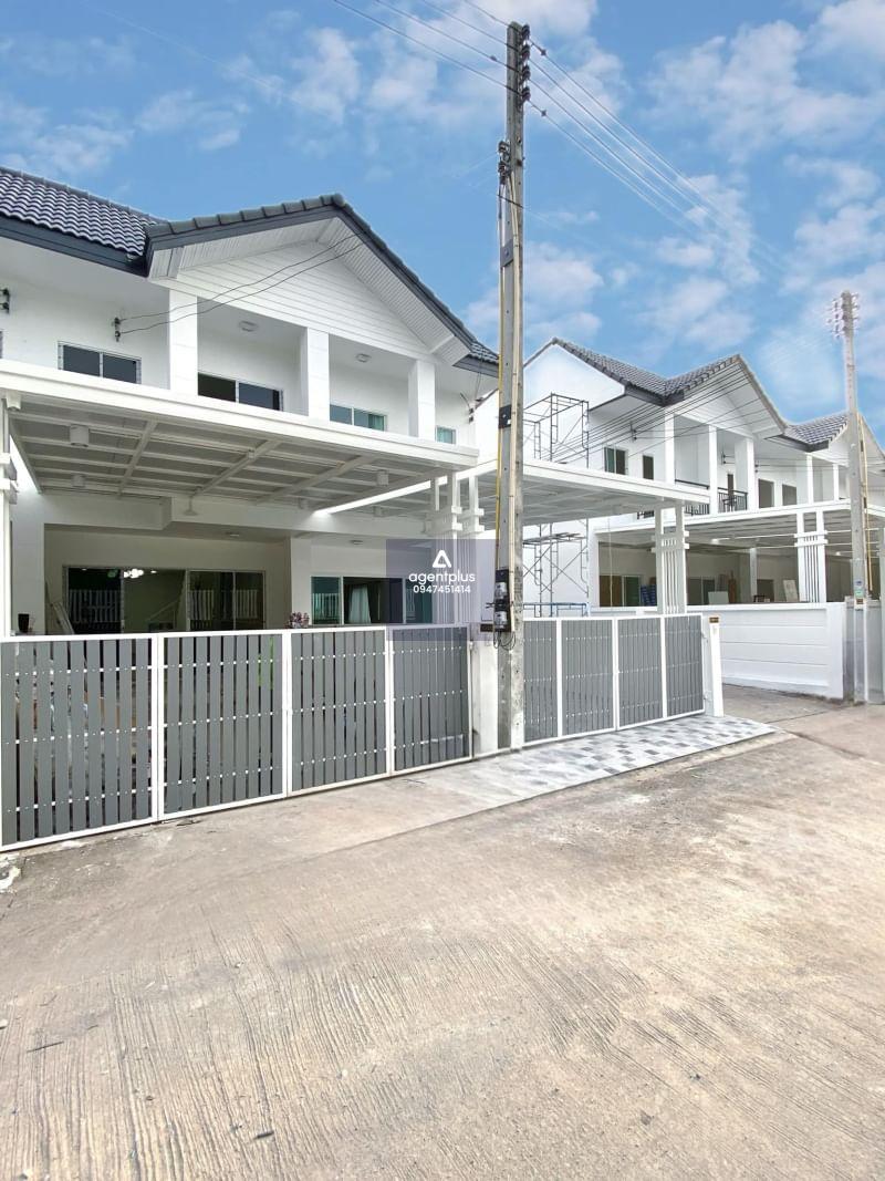 ขายทาวเฮ้าส์ 2 ชั้น  ราคาเริ่มต้นเพียง 2,690,000 บาท บ้านทำเลดีอยู่ในโครงการหมู่บ้าน สภาพแวดล้อมดี สังคมดี สะอาด มี รปภ.24 ชั่วโมง  