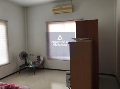 บ้านเดี่ยวชั้นเดียว ทำเลดี เดินทางเข้า-ออกสะดวก ใกล้ถนนสุขุมวิท (ทล.3) บริเวณโดยรอบเป็นที่อยู่อาศัย โครงการดีซี โฮม ชลบุรี ใกล้ร้านสะดวกซื้อและร้านค้าชุมชน