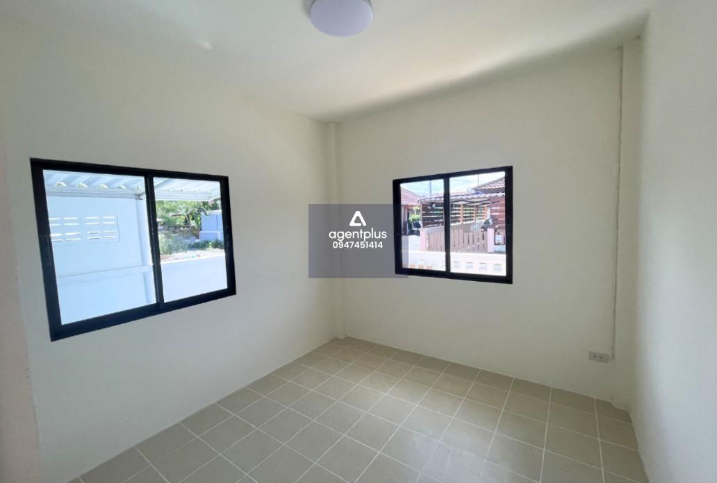 บ้านเดี่ยว 1 ชั้น อยู่ในแหล่งทำเลความเจริญ แสนสบายแลนด์ เดินทางสะดวก สามารถใช้ทางขึ้น มอเตอร์เวย์สาย 7 กรุงเทพ – พัทยา รายล้อมด้วยสิ่งอำนวยความสะดวก