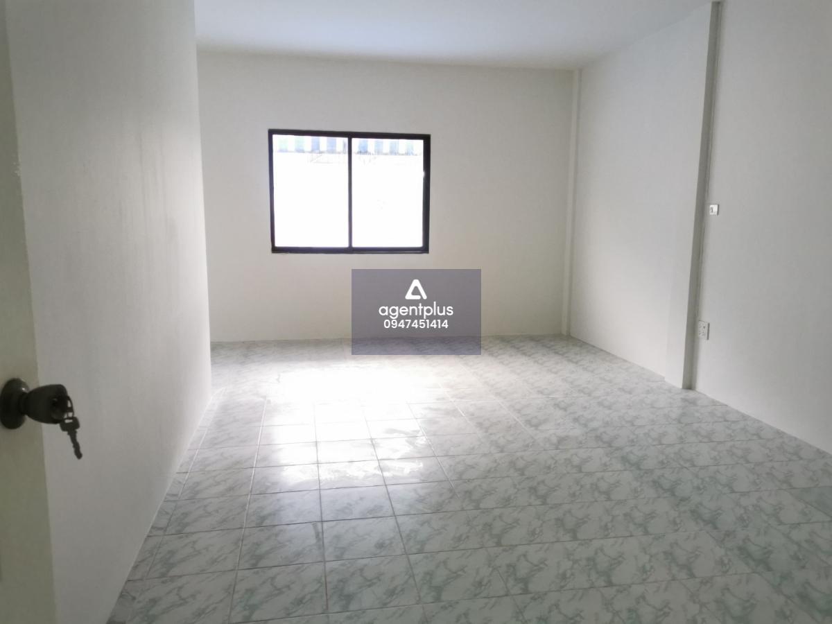 ทาวน์เฮ้าส์ 2 ชั้น โครงการทิพย์ทรายทอง เมืองฉะเชิงเทรา ปรับปรุงใหม่ การคมนาคมสะดวก ห่างจากถนนสายฉะเชิงเทรา-พนัสนิคม (ทล.315) เพียง 170 เมตร