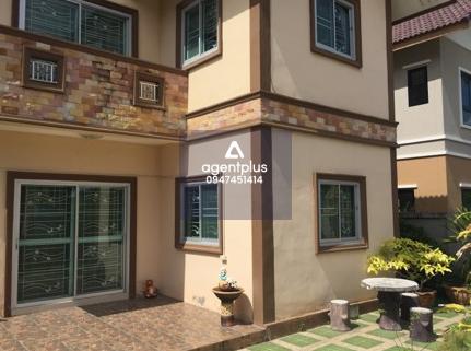 บ้านเดี่ยว 2 ชั้น ทำเลดี จากทางคู่ขนานมอเตอร์เวย์ ชลบุรี-พัทยา (ทล.7) แยกเข้าถนนชุมชนหนองปรือ แยกเข้าถนนชุมชนหนองปรือ ซอย 5 การเดินทางสะดวก บริเวณโดยรอบเป็นแหล่งชุมชน สาธารณูปโภคพร้อม