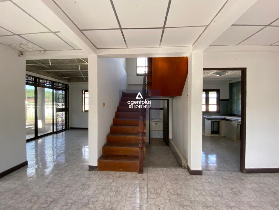 บ้านเดี่ยว โครงการสยามอีสเทอร์นโฮม บ้านเดี่ยว 2 ชั้น ทำเลดี เหมาะอยู่อาศัย การคมนาคมสะดวก สาธารณูปโภคมีไฟฟ้า น้ำบาดาล แยกจากถนนสาย 36 เข้าไปประมาณ 1 กม.