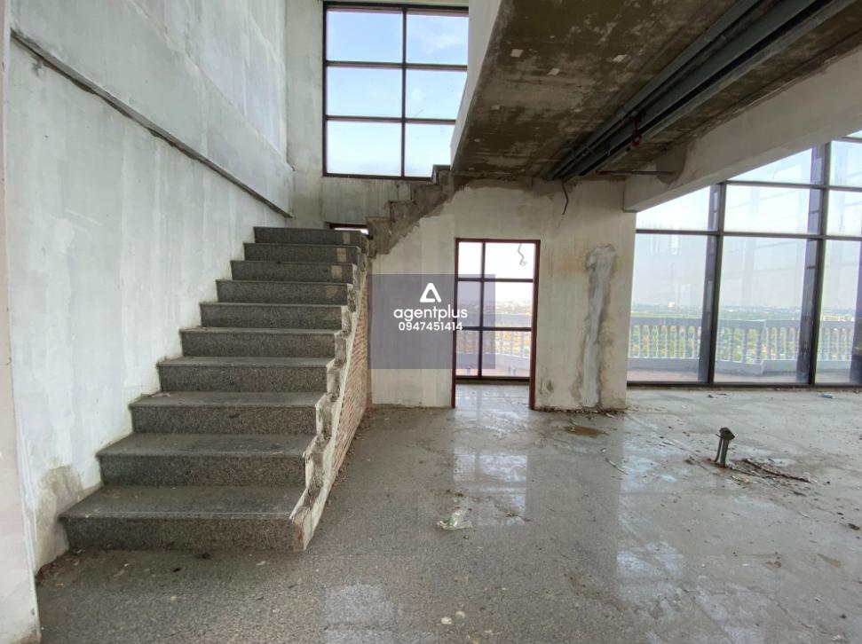 PMY Beach Condominium (พี.เอ็ม.วาย. บีช คอนโดมิเนียม) เป็นคอนโดมิเนียมริมทะเล สภาพภายในห้องยังไม่มีการตกแต่ง ยังไม่แล้วเสร็จ