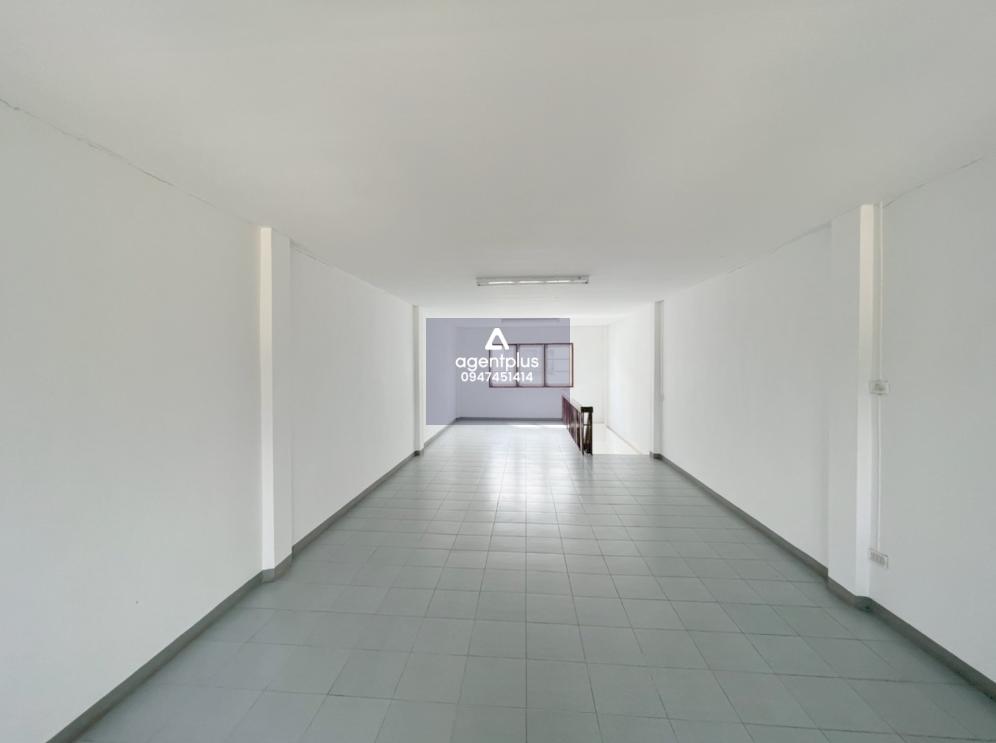 อาคารพาณิชย์ 3.5 ชั้น โครงการวิรากร สัตหีบ : ปรับปรุงใหม่ ทำเลดี ใกล้ถนนสุขุมวิท การคมนาคมสะดวก รายล้อมด้วยอาคารพาณิชย์และสิ่งอำนวยความสะดวกครบ พร้อมสาธารณูปโภค เหมาะสำหรับอยู่อาศัยและประกอบธุรกิจ