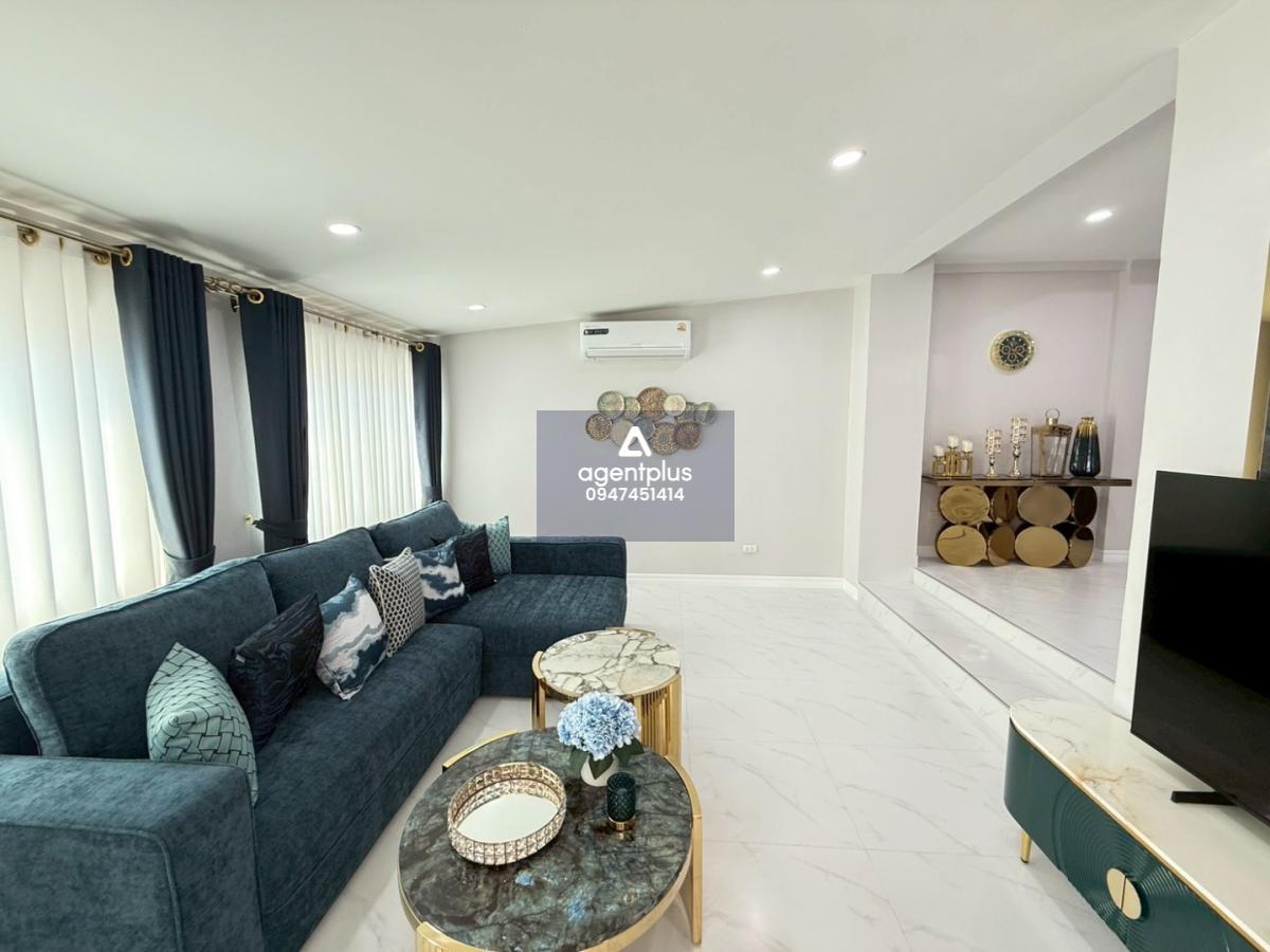 บ้านรีโนเวทใหม่ สไตล์โมเดิร์น 2 ชั้น ให้เช่า ใกล้ พัทยาใต้