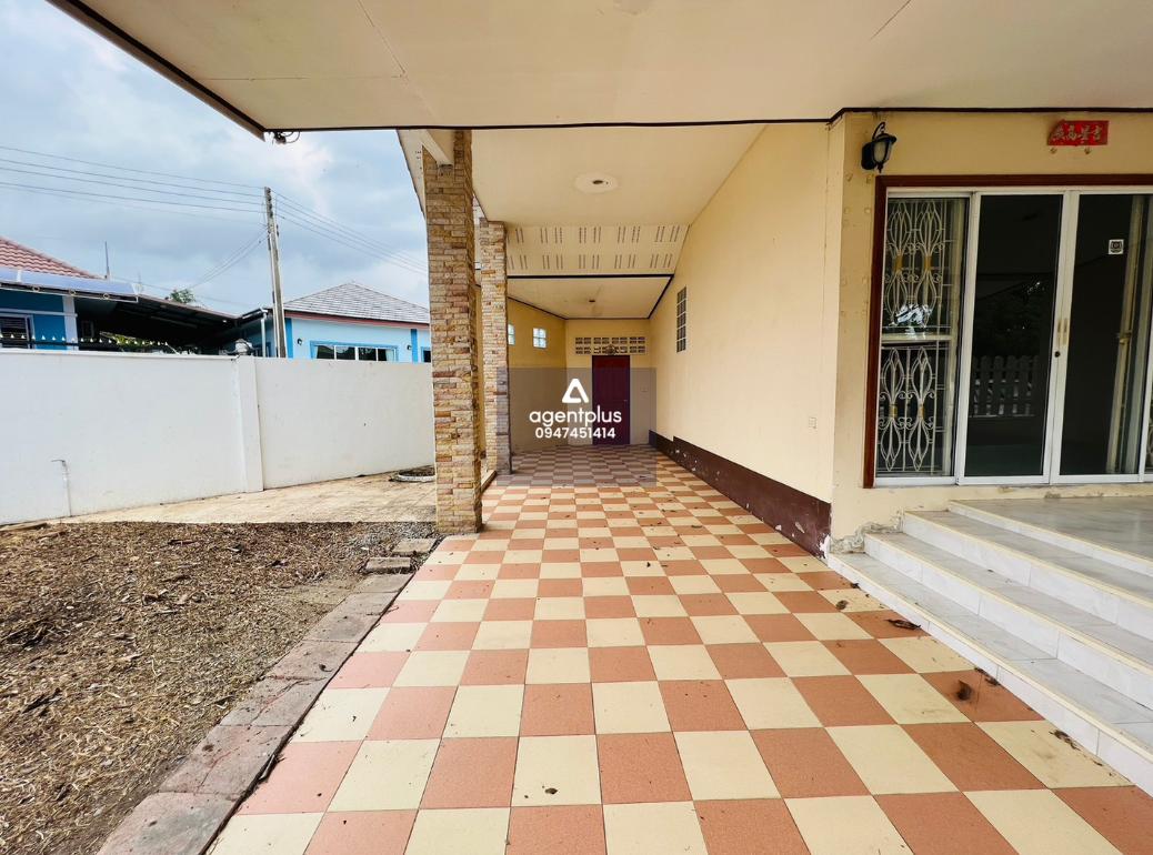 บ้านเดี่ยวชั้นเดียว ภายในกว้างขวาง ติดถนนเลียบทางรถไฟ เดินทางเข้า-ออกสะดวก อยู่ในย่านชุมชน ใกล้ร้านสะดวกซื้อ และร้านค้าชุมชน