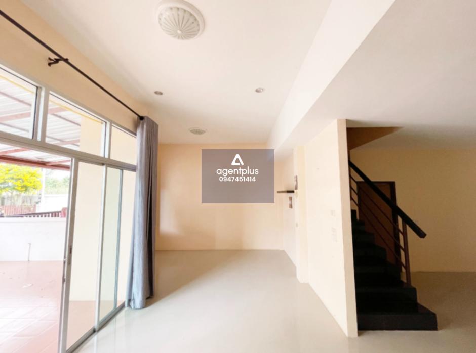 บ้านแฝด 2 ชั้น ติดถนนซอยเจริญสุข เดินทางเข้า-ออกสะดวก บริเวณโดยรอบเป็นแหล่งชุมชน โครงการปิยวัฒน์ การ์เด้นวิลล์ ชลบุรี