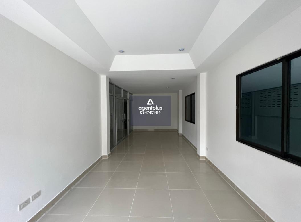 บ้านเดี่ยว 2 ชั้น ภายในกว้างขว้าง โครงการเอกมงคล 5/2 ห่างจากถนนสุขุมวิท ประมาณ 700 เมตร ทำเลดี เดินทางเข้า-ออกสะดวก อยู่ใกล้สิ่งอำนวยความสะดวกมากมาย