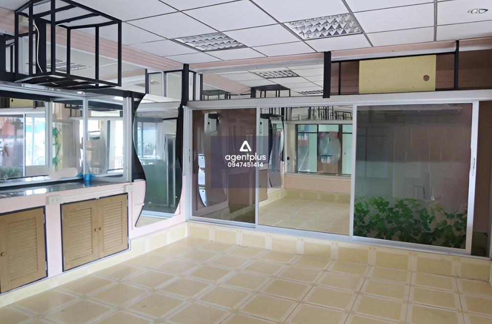 บ้านเดี่ยวชั้นเดียว โครงการแมกไม้ แหลมฉบัง 1 ติดถนนหนองสะเดา ห่างจากถนนสุขุมวิท(ทล.3) กม.ที่ 131+900 เมตร ทำเลแหล่งชุมชน บริเวณโดยรอบเป็นที่อยู่อาศัย สาธารณูปโภคครบครัน การคมนาคมสะดวก