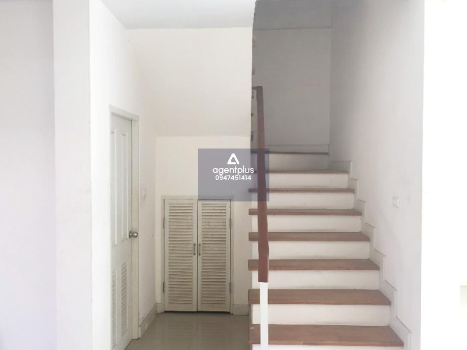 ทาวน์เฮ้าส์ 2 ชั้น เดอะเซ็นทรัล 2 ศรีราชา ห่างจากถนนสายศรีราชา-หนองยายบู่ แยกเข้าซอยหมอย้อย ประมาณ 1 กม. เดินทางเข้า-ออกสะดวก อยู่ใกล้แหล่งชุมชน