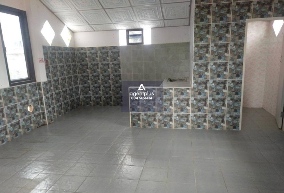 บ้านเดี่ยวชั้นเดียว ทำเลดีใกล้ถนนสุขุมวิท-หาดแม่รำพึง รูปแปลงคล้ายสี่เหลี่ยมผืนผ้า โครงสร้างคอนกรีตเสริมเหล็ก หลังคาซีแพคโมเนีย