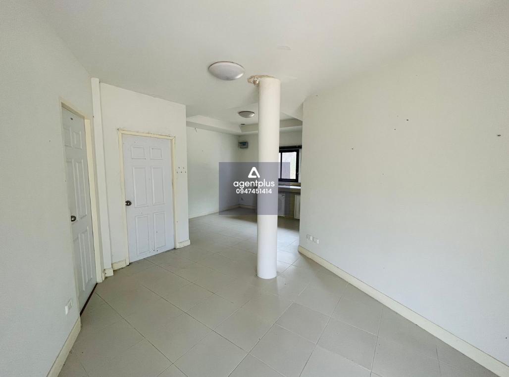 บ้านเดี่ยวชั้นเดียวภายในกว้างขวาง โครงการพัทยา คันทรีคลับ แอนด์ รีสอร์ท ชลบุรี บรรยากาศดี ทำเลติดถนนสายสัตหีบ–เขาหินซ้อน (ทล.331) ตั้งอยู่ภายในสนามกอล์ฟ รายล้อมด้วยธรรมชาติ เหมาะสำหรับการพักผ่อน