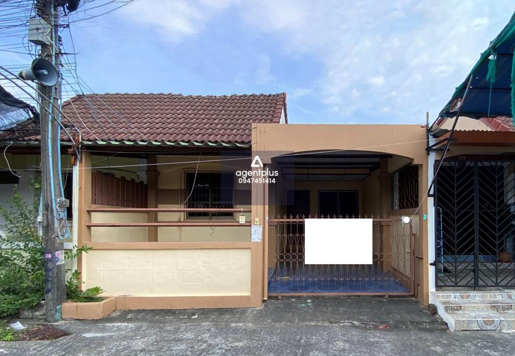 ทาวน์เฮ้าส์ โครงการหมู่บ้านทิวลิป ระยอง อยู่ในแหล่งชุมชน ห่างจากถนนสุขุมวิท ประมาณ 3.5 กม