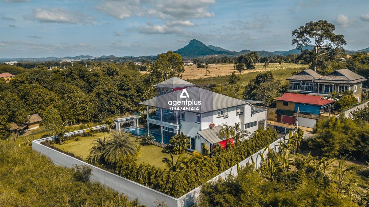 บ้านพูลวิลล่าสุดหรู เนื้อที่กว้าง ตกแต่งครบพร้อมเข้าอยู่   ราคาสุดพิเศษ บางเสร่ พัทยา