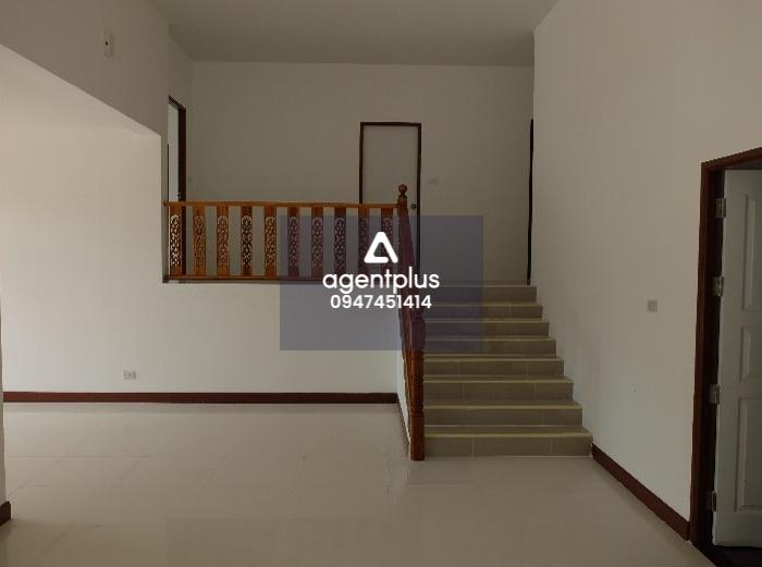 บ้านเดี่ยวชั้นเดียว ทำเลดีในแหล่งชุมชน สาธารณูปโภคครบครัน การเดินทางสะดวก แยกจากถนนสุขุมวิท (ทล.3) หลัก กม.ที่ 179 เข้าซอยสัตหีบ-สุขุมวิท 99 ถึงที่ตั้งทรัพย์ประมาณ 4.4 กม. โครงการบ้านฟ้านาวี