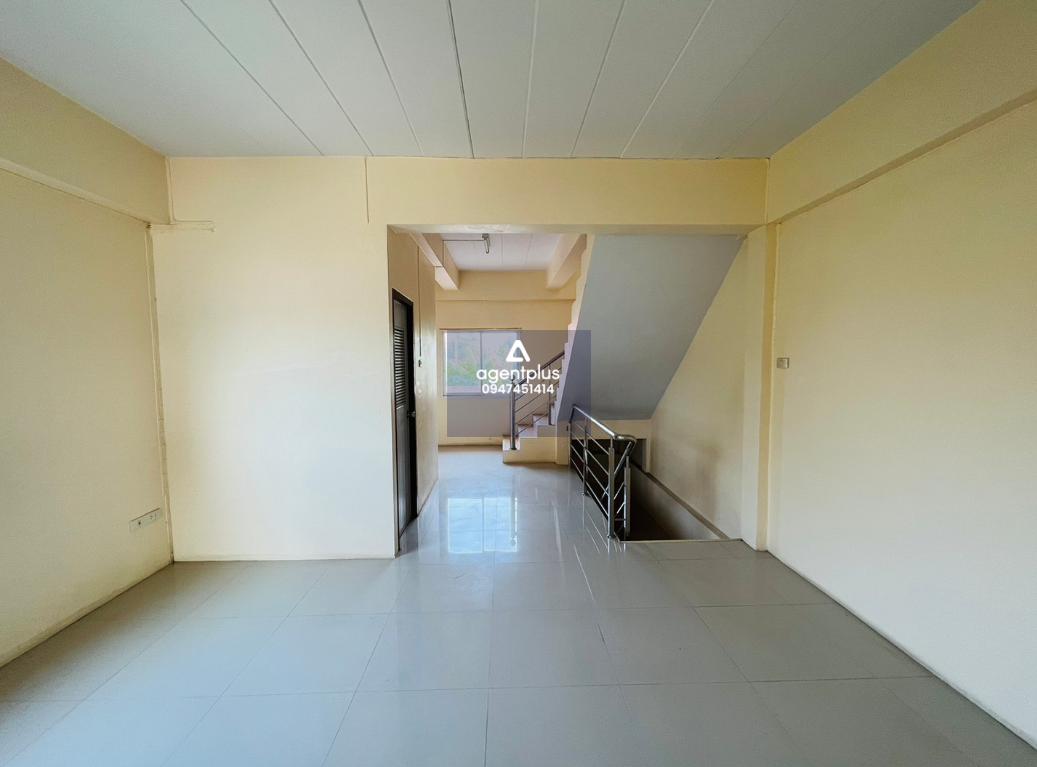 อาคารพาณิชย์ 3 ชั้น ติดถนนสายสุขุมวิท (ทล.3) เดินทางเข้า-ออกสะดวก อยู่ใกล้สถานที่สําคัญ สถานที่ราชการ, ห้างสรรพสินค้า, โรงเรียน