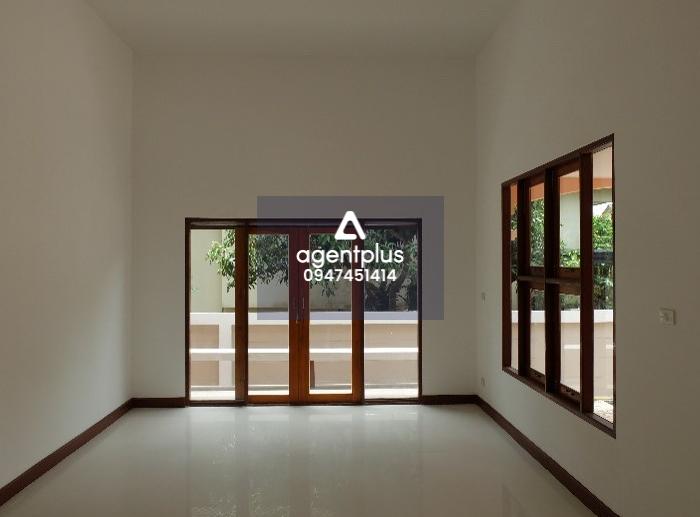 บ้านเดี่ยวชั้นเดียว ทำเลดีในแหล่งชุมชน สาธารณูปโภคครบครัน การเดินทางสะดวก แยกจากถนนสุขุมวิท (ทล.3) หลัก กม.ที่ 179 เข้าซอยสัตหีบ-สุขุมวิท 99 ถึงที่ตั้งทรัพย์ประมาณ 4.4 กม. โครงการบ้านฟ้านาวี