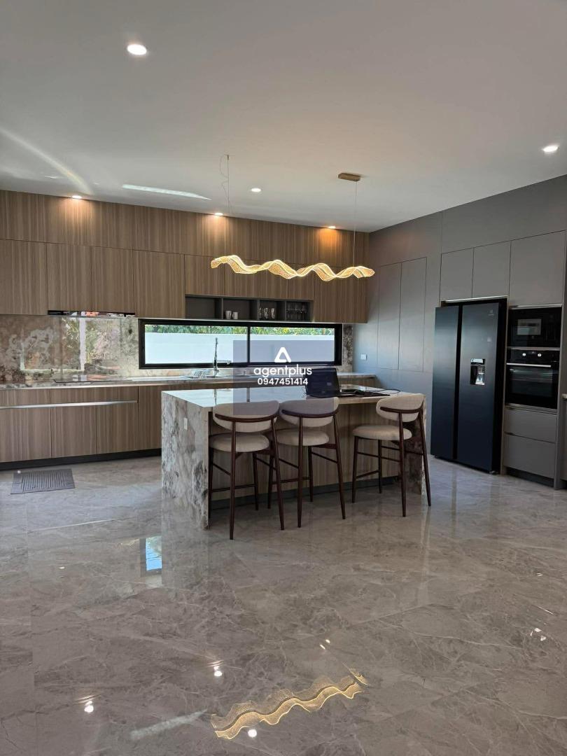 พูลวิลล่าดีไซน์สวย ทำเลใกล้หาดจอมเทียน เหมาะทั้งอยู่อาศัยและลงทุน บ้านใหม่ บรรยากาศเงียบสงบ เป็นส่วนตัว ภายในโครงการมีระบบรักษาความปลอดภัย 24 ชม.  ✨ รายละเอียดทรัพย์  • 3 ห้องนอน | 4 ห้องน้ำ (ห้องน้ำในตัวทุกห้อง)  • ขนาดที่ดิน 136.5 ตร.ว. (546 ตร.ม.)  • พ