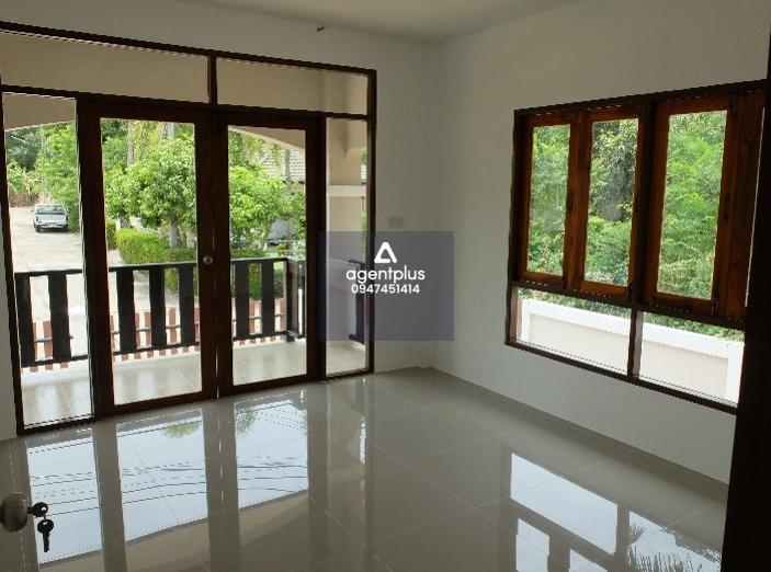 บ้านเดี่ยวชั้นเดียว บ้านฟ้านาวี แยกจากถนนสุขุมวิท (ทล.3) หลัก กม.ที่ 179 เข้าซอยสัตหีบ-สุขุมวิท 99 ถึงที่ตั้งทรัพย์ประมาณ 4.4 กม. ทำเลดีในแหล่งชุมชน สาธารณูปโภคครบครัน การเดินทางสะดวก