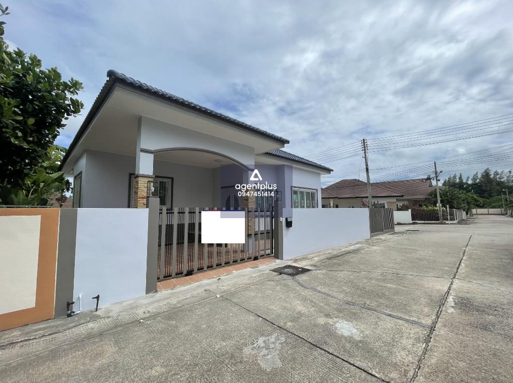 บ้านเดี่ยว 1 ชั้น ตกแต่งพร้อมอยู่ภายในกว้างขวาง โครงการร่มรื่น ล้อมด้วยภูเขา ให้ความเป็นส่วนตัวเหมาะกับการอยู่อาศัยหรือพักผ่อน การเดินทางขึ้นทางพิเศษมอเตอร์เวย์ (หมายเลข 7) รายล้อมด้วยแหล่งอำนวยความสะดวกครบครัน โครงการนาวีเฮ้าส์ 37