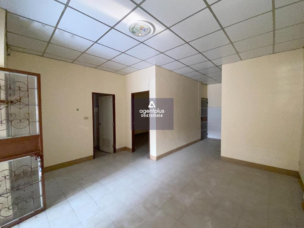 ทาวน์เฮ้าส์ โครงการหมู่บ้านทิวลิป ระยอง อยู่ในแหล่งชุมชน ห่างจากถนนสุขุมวิท ประมาณ 3.5 กม