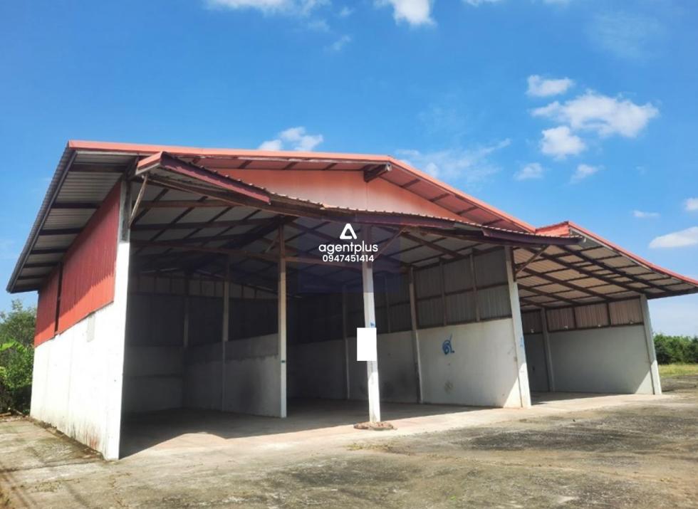 อาคารโกดัง ห่างจากถนนมิตรภาพ (ทล.2) ประมาณ 622 เมตร บ้านต้อง-ศรีธาตุ (2239) ไชยวาน ไชยวาน อุดรธานี