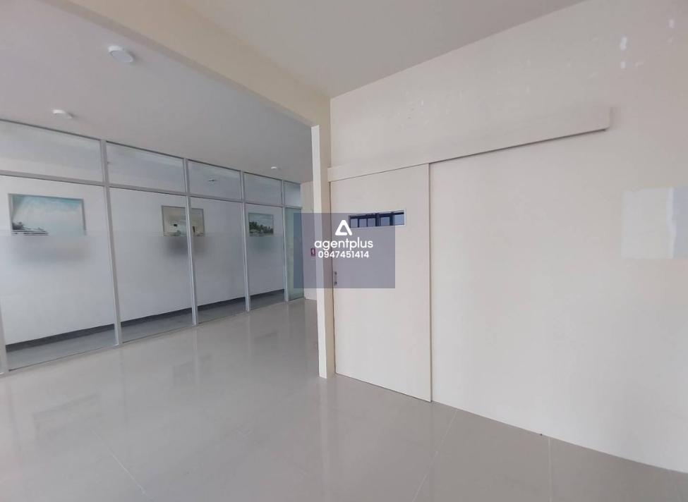 พื้นที่เช่า เหมาะสำหรับ ออฟฟิต / สำนักงาน ทำเลดี!! ฟรี!!ค่าส่วนกลาง ตลอดสัญญเช่า