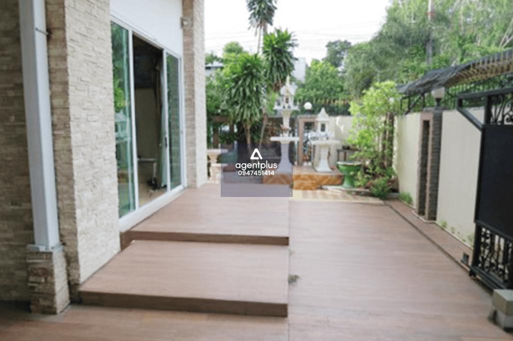 บ้านเดี่ยว 2 ชั้น พื้นที่ใช้สอยกว้างขวาง แอลเค วิลเลจ ชลบุรี ทำเลดี บริเวณใกล้เคียงเป็นที่อยู่อาศัย สาธารณูปโภคครบครัน การคมนาคมสะดวก