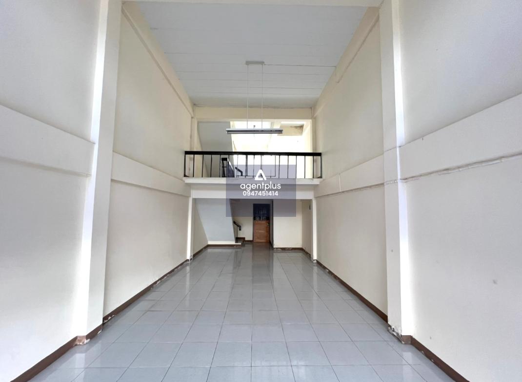 อาคารพาณิชย์ 3.5 ชั้น โครงการวิรากร ทำเลดี ใกล้ถนนสุขุมวิท การคมนาคมสะดวก รายล้อมด้วยอาคารพาณิชย์และสิ่งอำนวยความสะดวกครบ พร้อมสาธารณูปโภค เหมาะสำหรับอยู่อาศัยและประกอบธุรกิจ